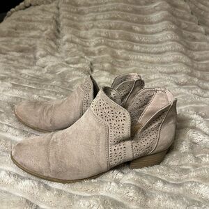 Falls Creek Women's Beige Ankle Booties